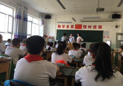 乌鲁木齐电视台联合普瑞眼科走进校园爱眼公益活动