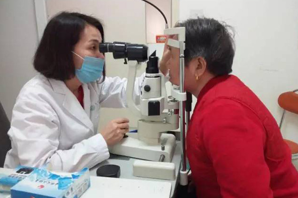 普瑞眼科为社区居民免费进行青光眼防控讲座及眼部检查
